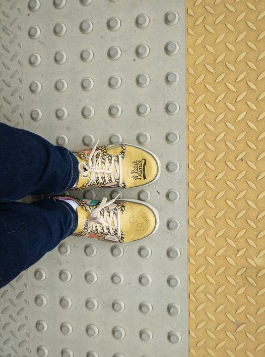 Pasażerka na peronie kolejowym