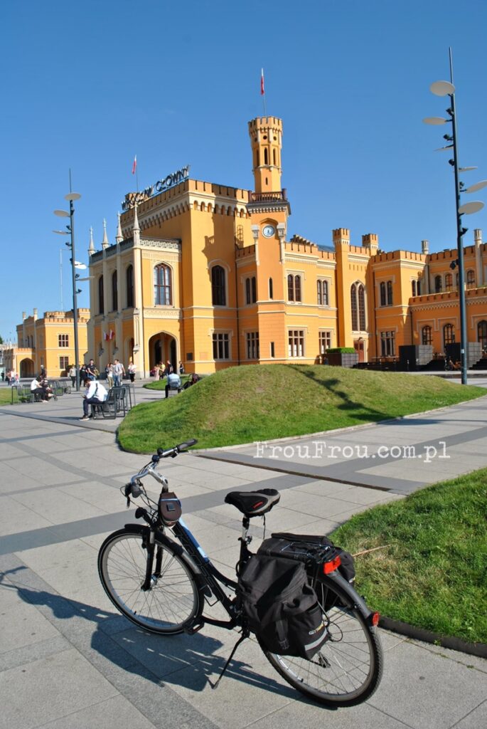 Rower na tle budynku dworca kolejowego we Wrocławiu