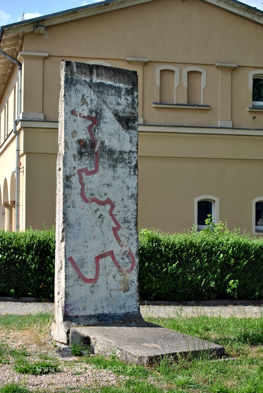 Krzyżowa - fragment muru berlińskiego