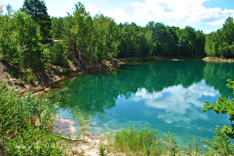 Turkusowe jezioro w rezerwacie  Łuk Mużakowa