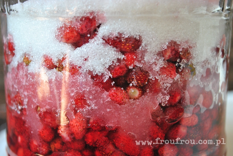 Poziomki pod cukrem, w słoiku