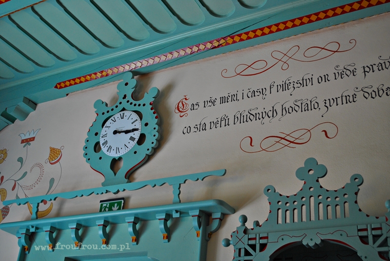 Schronisko Libusin - zegar i inskrypcja nad wejściem