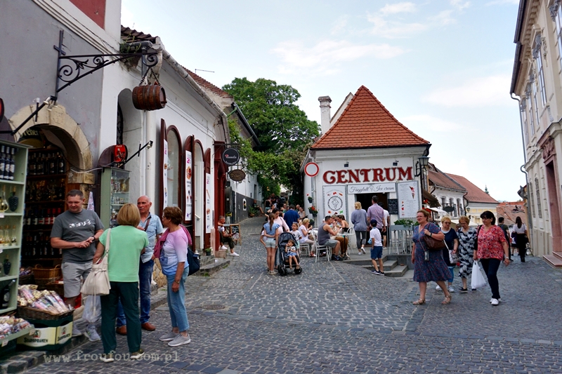 Szentendre - plac przed kościołem Piotr i Pawła