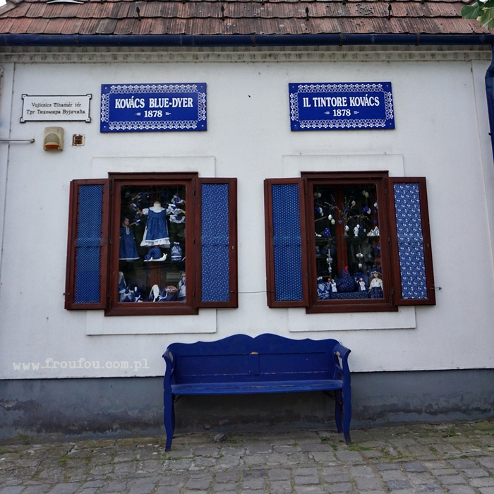 Witryna zakładu farbiarskiego w Szentendre