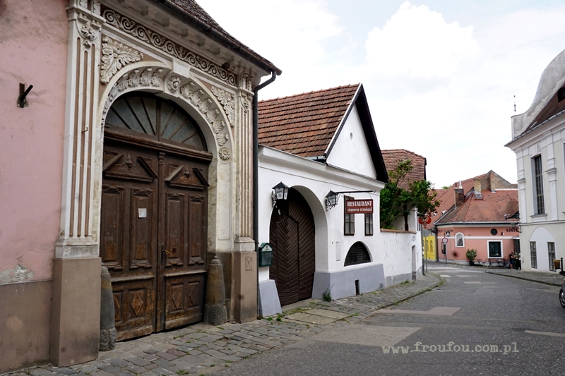 Szentendre - uliczka i charakterystyczne drewniane wrota bram
