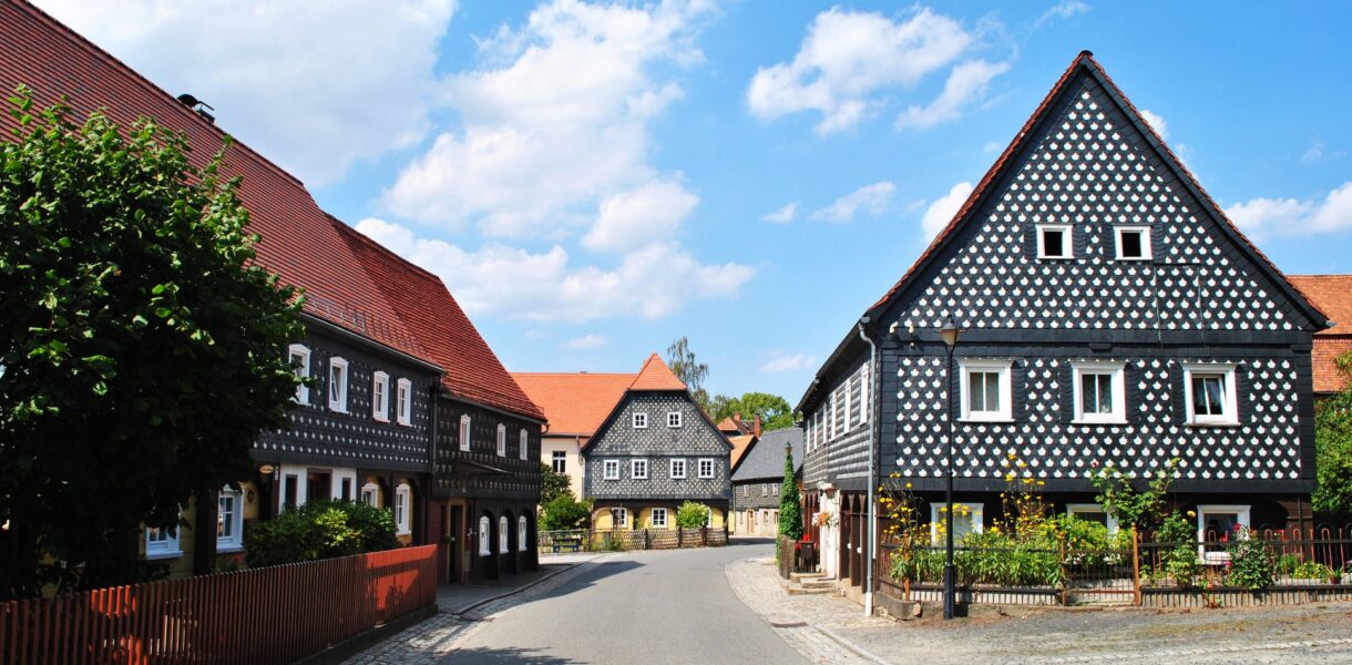 Obecunnersdorf - domy przysłupowe przy głównej ulicy