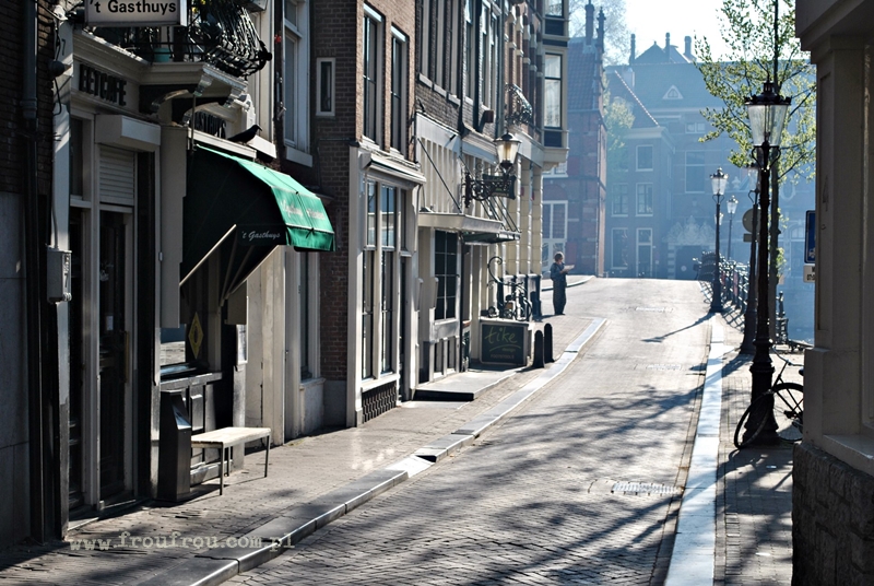 Pusta uliczka w Amsterdamie, Holandia