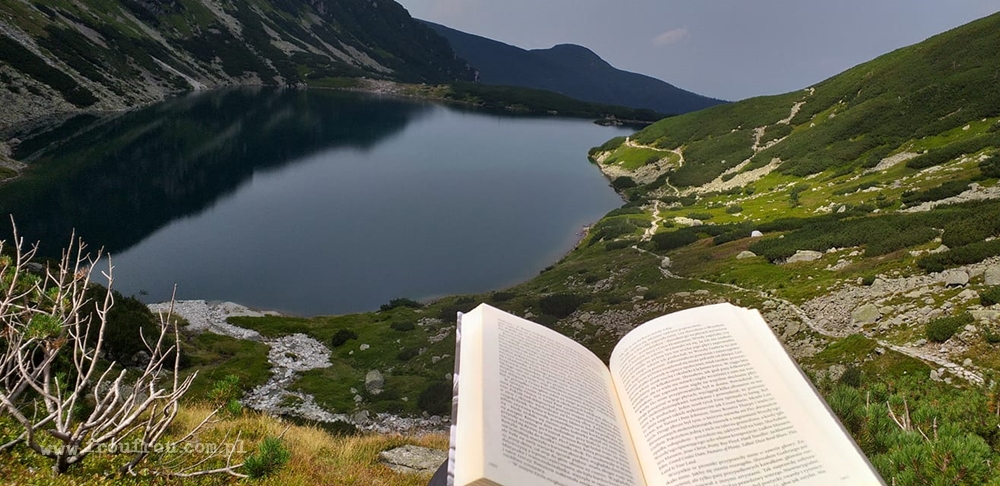 Czarny Staw Gąsienicowy - relaks z książką