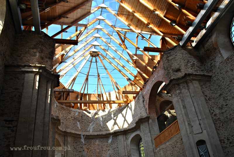 Neratov - kościół ze szklanym dachem