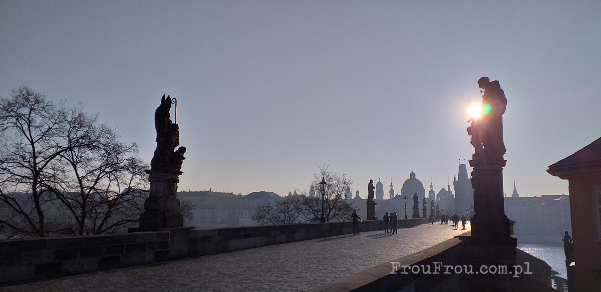 Most Karola o poranku, Praga