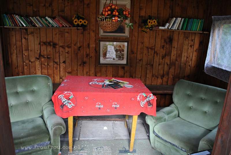 Wnętrze przystanku autobusowego w Górach Orlickich 