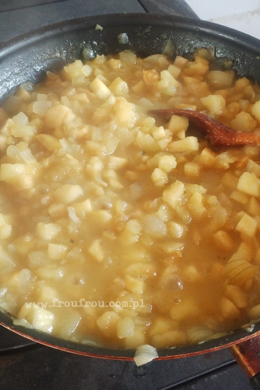 Sos jabłkowo-cebulowy w trakcie gotowania