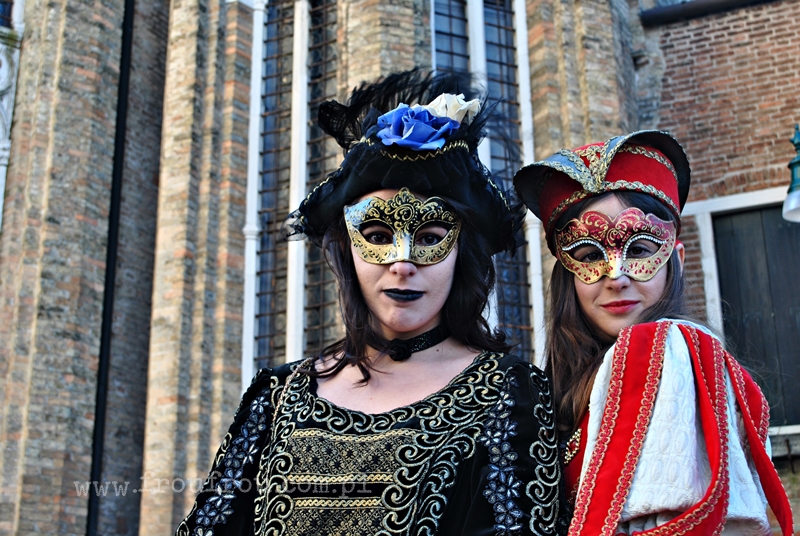 Karnawał w Wenecji - dwie dziewczyny w maskach weneckich