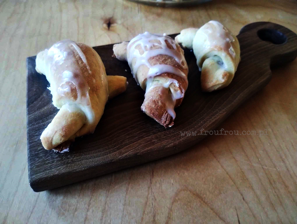 Rogaliki krucho-drożowe po upieczeniu i polukrowaniu