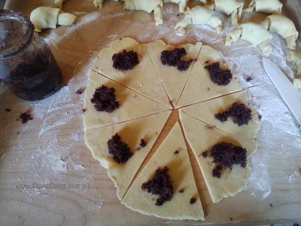 Surowe rogaliki krucho-drożowe z fiołkową marmoladą