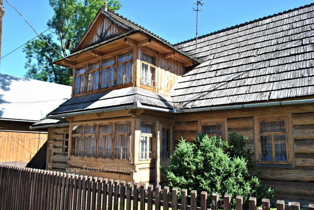 Chochołów - dom z dachem kryty gontem