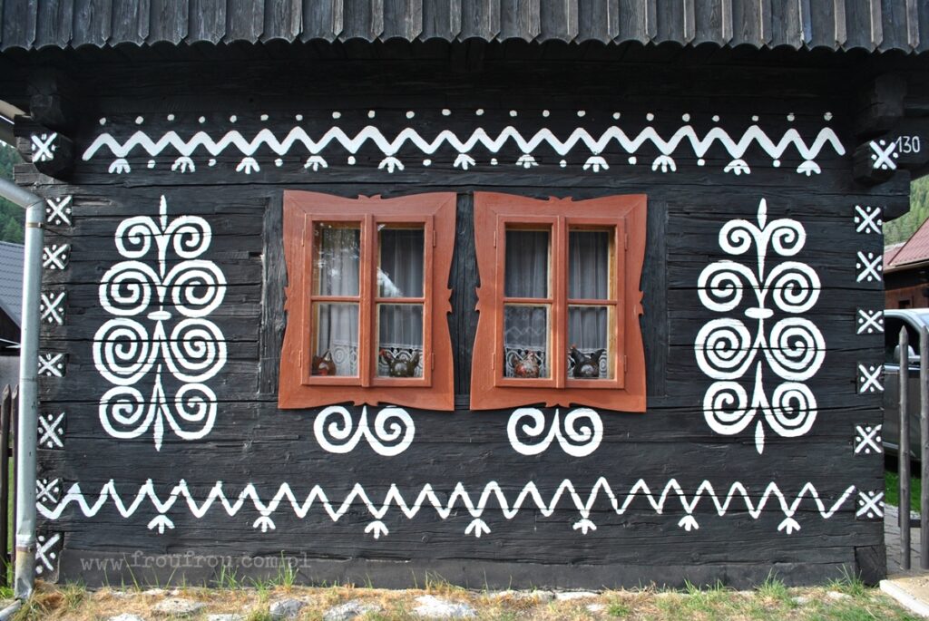 Cicmany, ornamenty wokół okien góralskiego domu