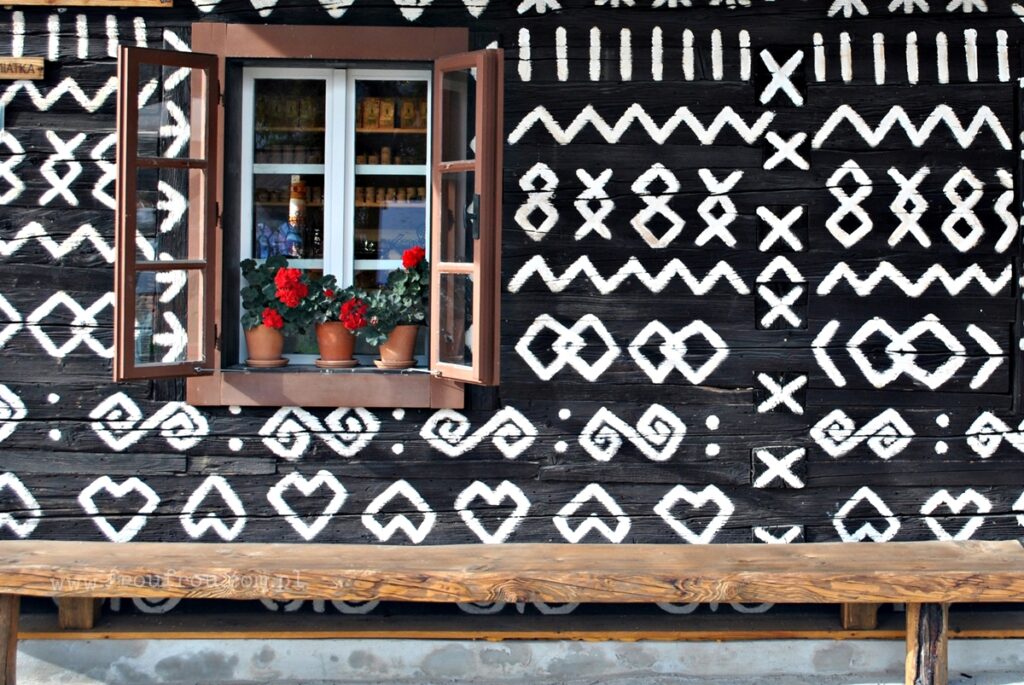Cicmany - malowane ornamenty na ścianie chaty wiejskiej