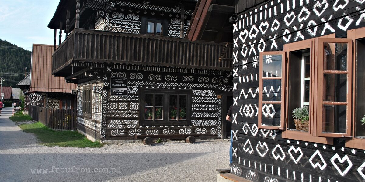 Tradycyjna zabudowa w malowanej wsi Cicmany