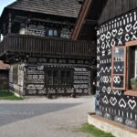 Tradycyjna zabudowa w malowanej wsi Cicmany