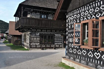 Tradycyjna zabudowa w malowanej wsi Cicmany