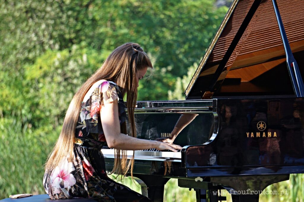 Aleksandra Hortensja Dąbek na koncercie podczas festiwalu "Fortepian w kaieniołomie"