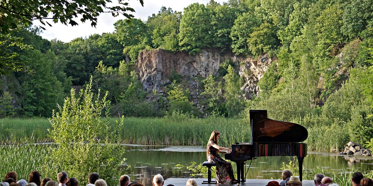 Fortepian w kamieniołomie - Aleksandra Hortensja Dąbek w trakcie koncertu