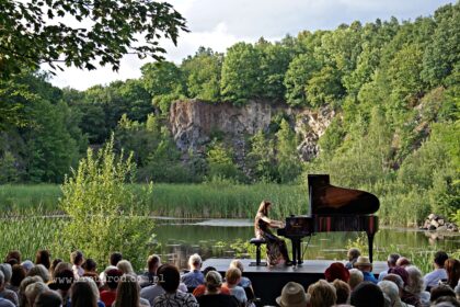 Fortepian w kamieniołomie - Aleksandra Hortensja Dąbek w trakcie koncertu