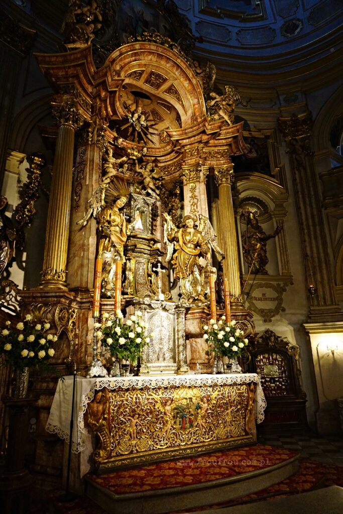 Wambierzyce - ołtarz główny w bazylice ze świętą figurką Matki Boskiej z dzieciątkiem