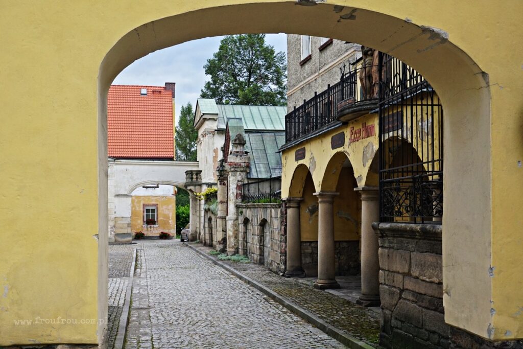 Podwórka i zaułki we wsi Wambierzyce