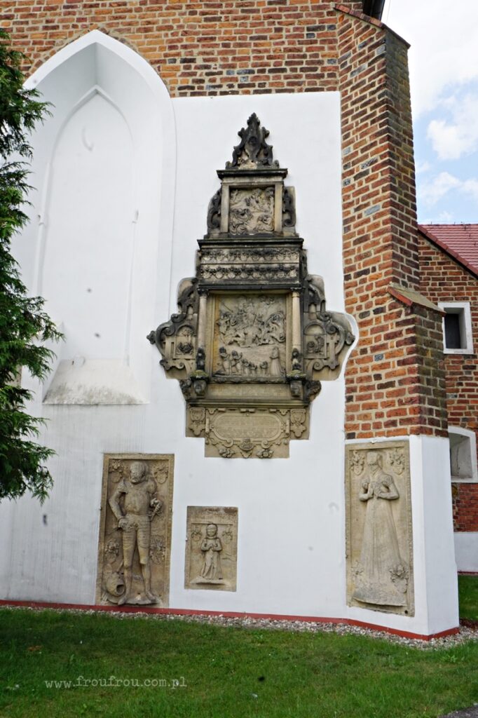 Sośnica koło Wrocławia - tablice nagrobne na zewnątrz kościoła