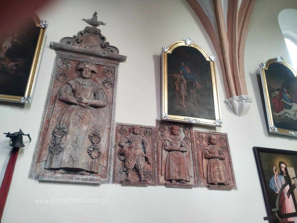 Tablice nagrobne wewątrz kościoła - Sośnica koło Wrocławia