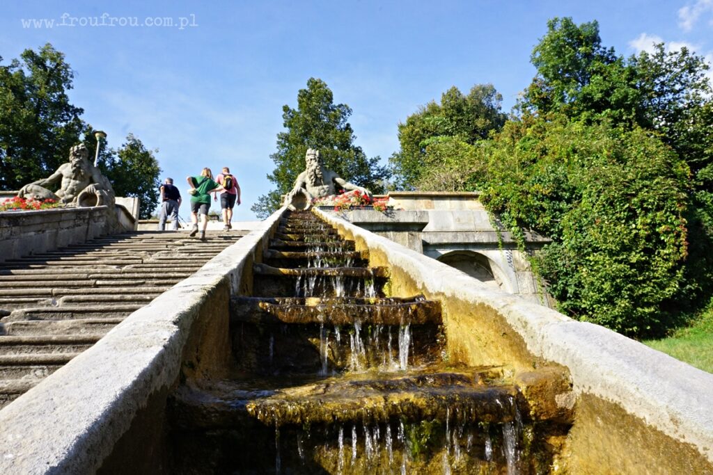 Kaskady przy schodach w Kuks