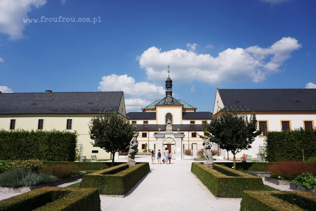 Kuks, szpital widziany od ogrodów